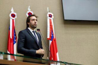 Deputado Thiago Abrahim propõe prioridade na distribuição de medicamentos para mães atípicas com psoríase no Amazonas