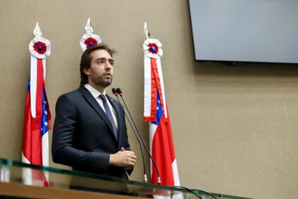 Deputado Thiago Abrahim propõe prioridade na distribuição de medicamentos para mães atípicas com psoríase no Amazonas