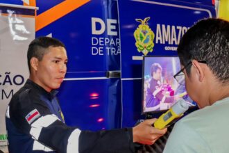 Detran-AM realiza ação educativa na Ponta Negra para conscientizar sobre os riscos no trânsito