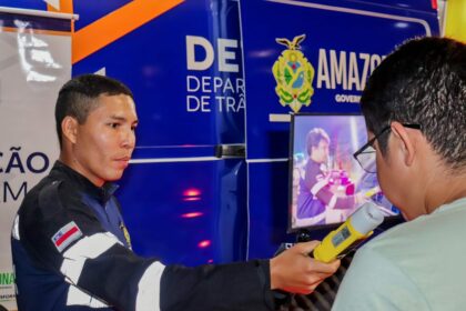Detran-AM realiza ação educativa na Ponta Negra para conscientizar sobre os riscos no trânsito