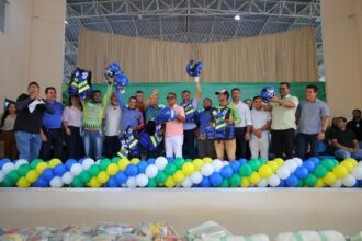 Detran-AM entrega 30 kits de segurança para mototaxistas no município de Lábrea