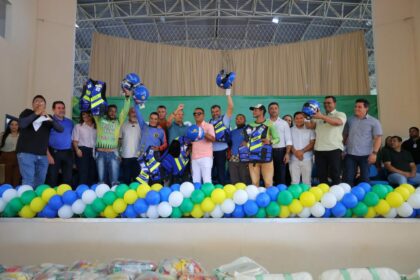 Detran-AM entrega 30 kits de segurança para mototaxistas no município de Lábrea