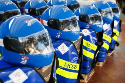 Detran-AM entrega 660 kits de segurança para mototaxistas no município de Fonte Boa