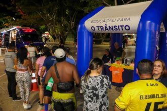 Detran-AM promove conscientização com ações interativas no calçadão da Ponta Negra