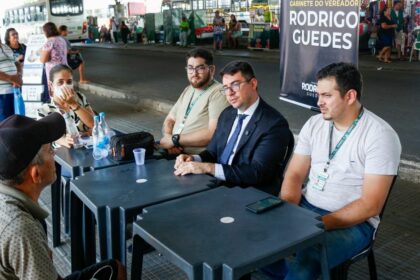 Rodrigo Guedes atende população no Terminal 3 durante recesso parlamentar em Manaus