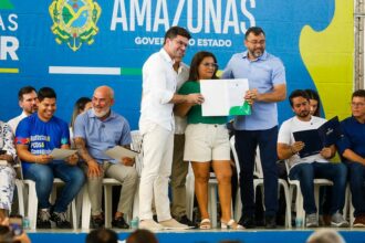“Esse documento é muito importante para mim”, diz moradora do Conjunto Carlos Braga ao receber título definitivo do imóvel