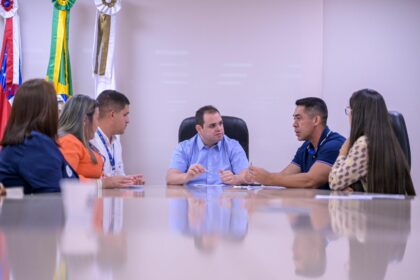 Em reunião com moradores de Presidente Figueiredo, Roberto Cidade confirma início das obras da Rodovia AM-240 após sua articulação