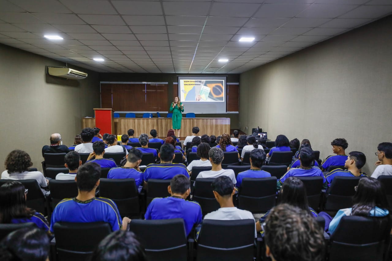 Escola do Legislativo da Aleam inicia Programa Parlamento Jovem 2025