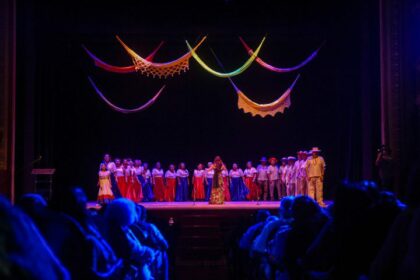 Idosos brilham no palco do Teatro Amazonas na 2ª Mostra Cultural da FUnATI