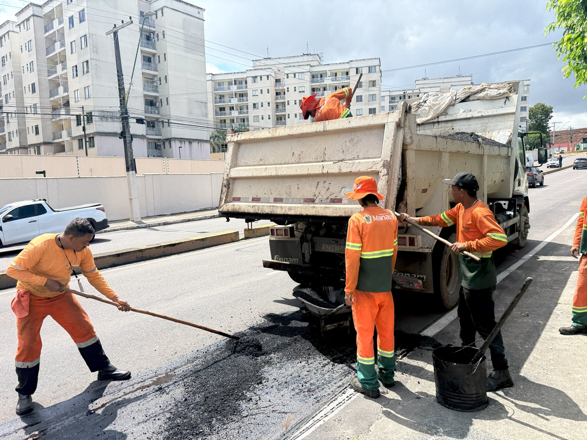 PMM intensifica recuperação asfáltica em ruas no bairro Flores