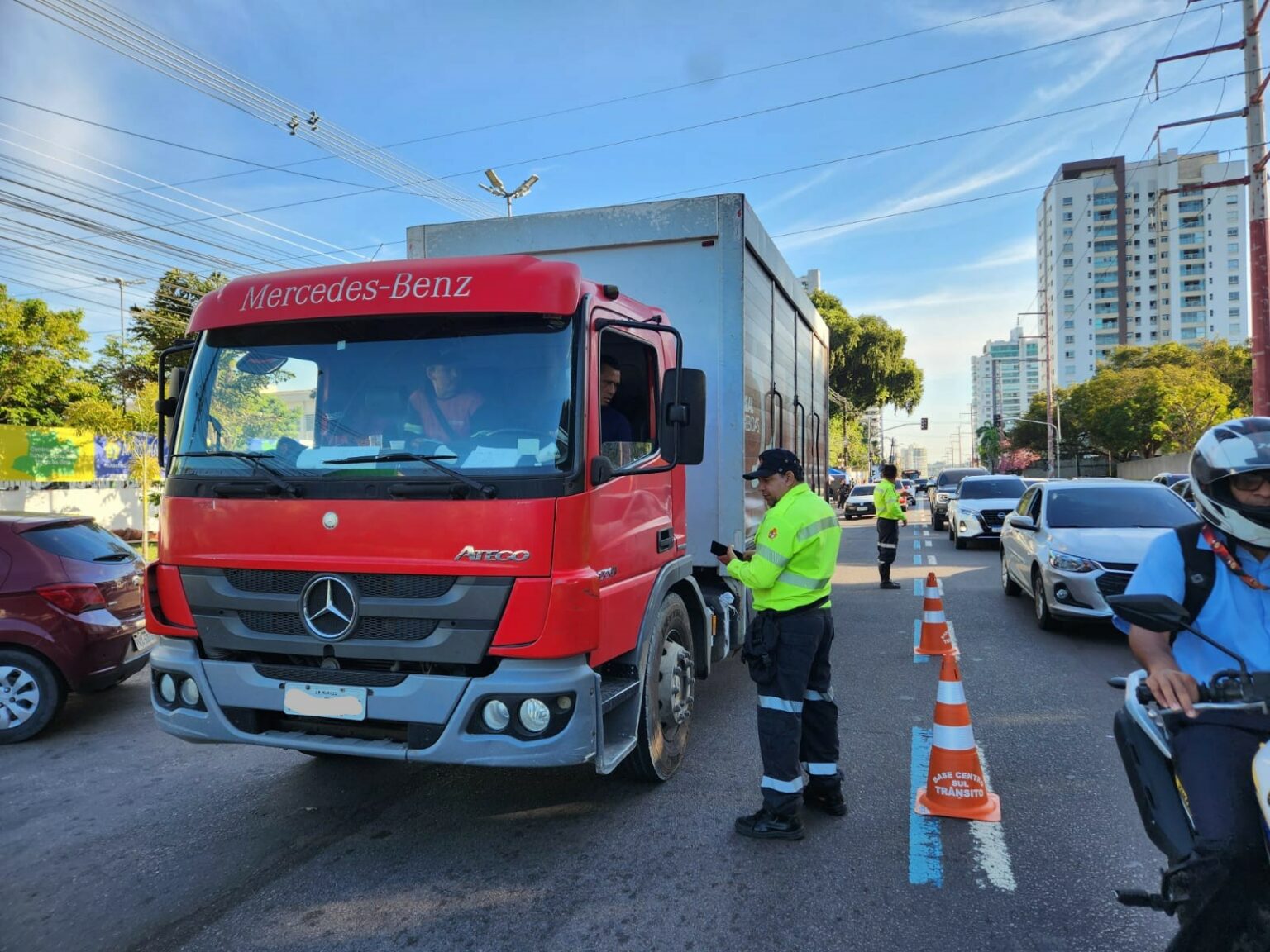 Prefeitura fiscaliza tráfego de veículos pesados na avenida Mário Ypiranga Monteiro