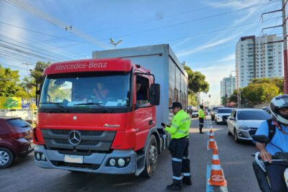 Prefeitura fiscaliza tráfego de veículos pesados na avenida Mário Ypiranga Monteiro