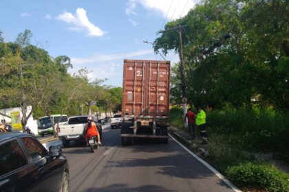 Prefeitura apreende caminhão sem condições de tráfego na Ephigênio Salles