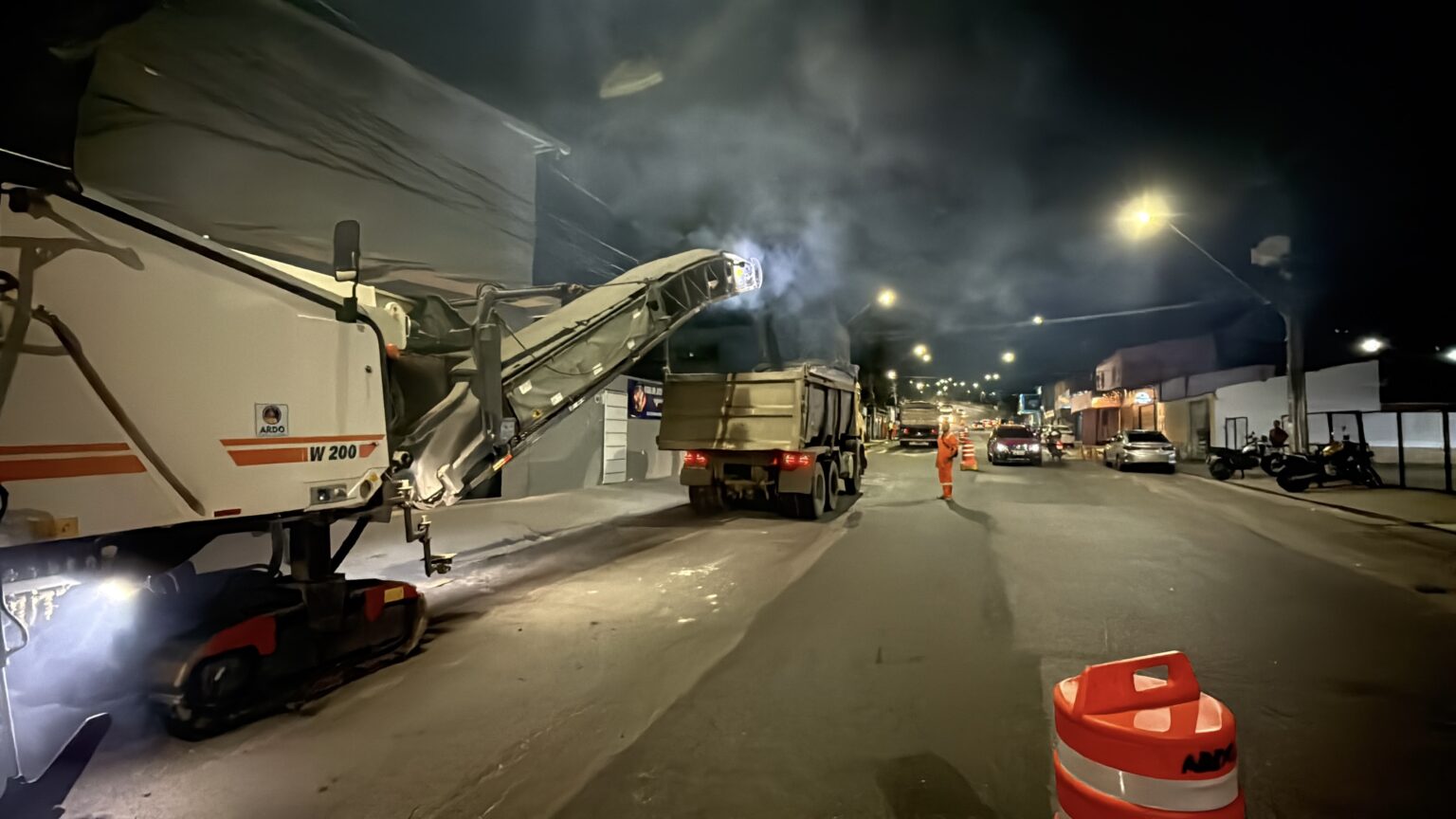 Prefeitura de Manaus inicia recapeamento na zona Norte com aplicação de 250 toneladas de asfalto na rua Hélio Leão