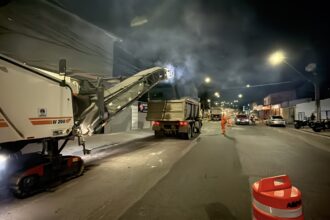 Prefeitura de Manaus inicia recapeamento na zona Norte com aplicação de 250 toneladas de asfalto na rua Hélio Leão