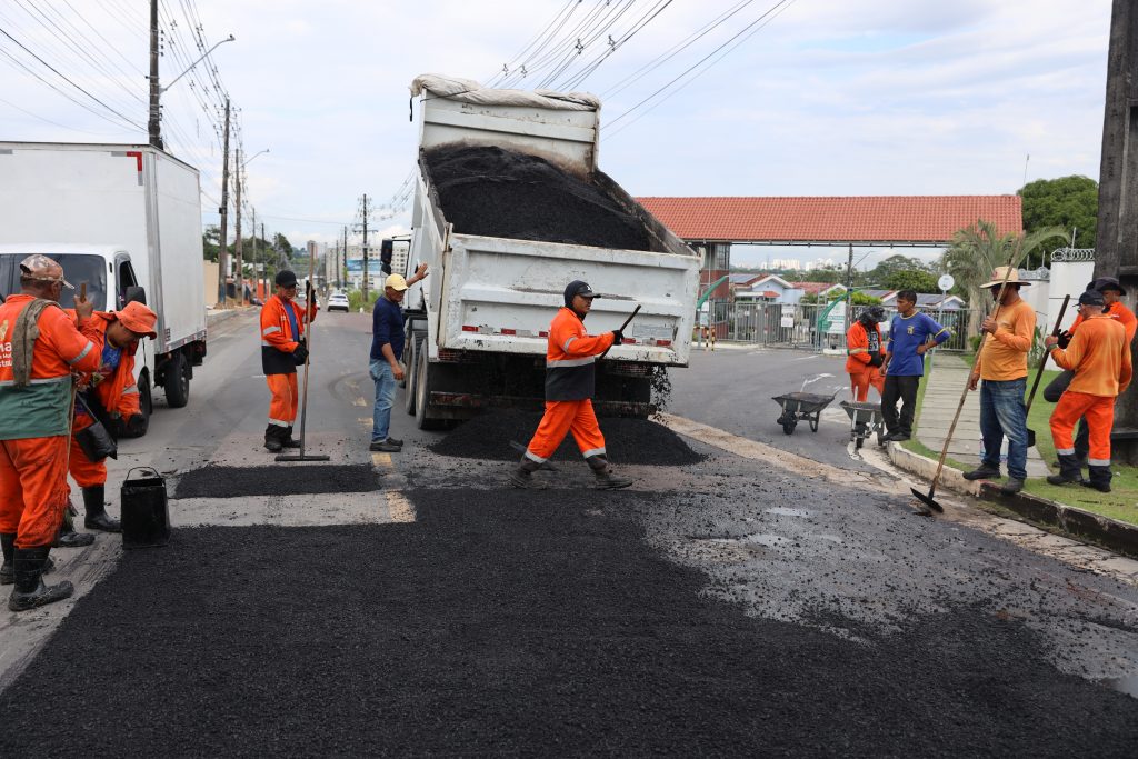 Prefeitura de Manaus realiza serviço de recuperação asfáltica no bairro Novo Aleixo e melhora mobilidade urbana