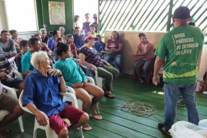 Em Canutama, extrativistas recebem orientação sobre extração de látex e óleos vegetais