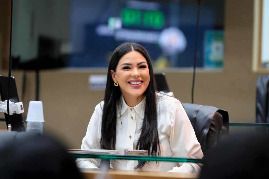 Leis de Mayra Dias impulsionam avanços na educação do Amazonas