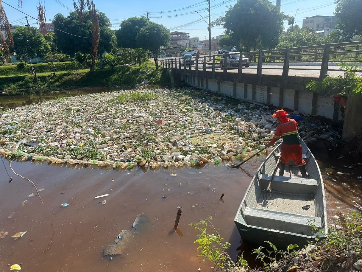 Prefeitura intensifica limpeza da orla de Manaus
