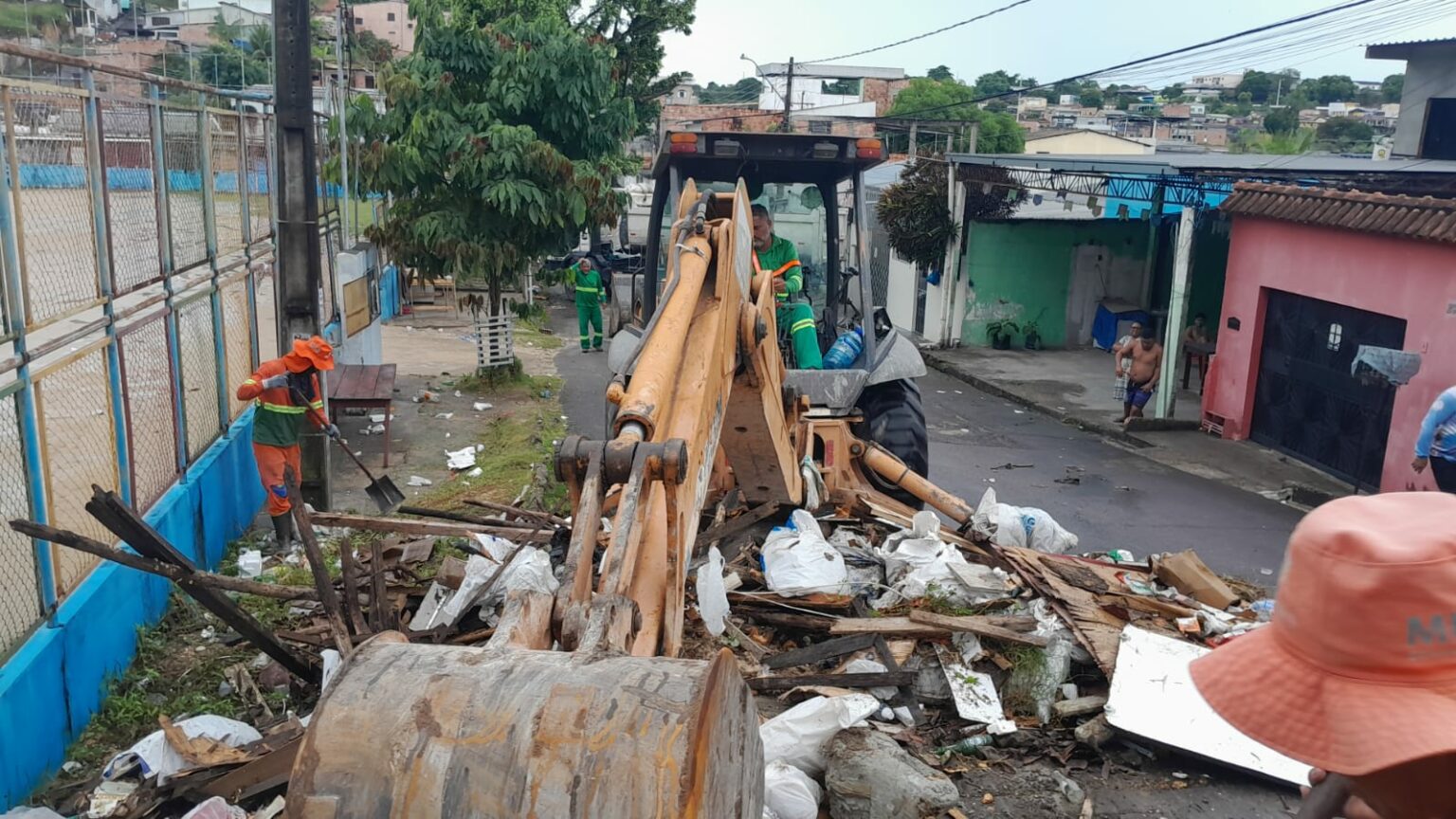 Prefeitura desarticula 35 lixeiras irregulares no segundo dia de operação em Manaus