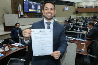 Marco Castilhos conquista aprovação de emenda que amplia apoio escolar a alunos com deficiência em Manaus
