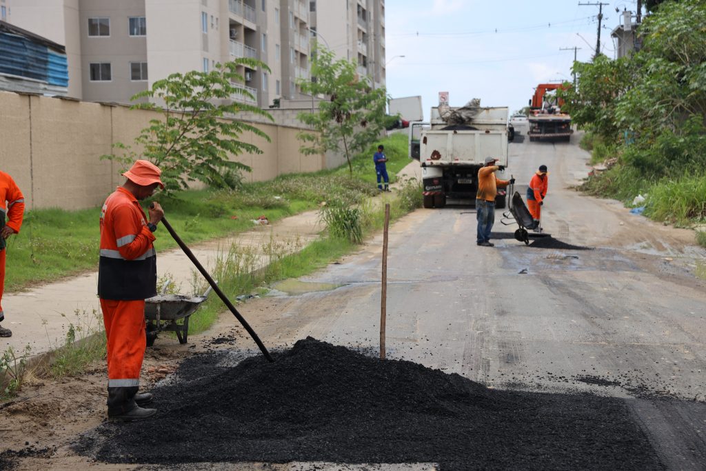 PMM realiza manutenção asfáltica no Novo Aleixo