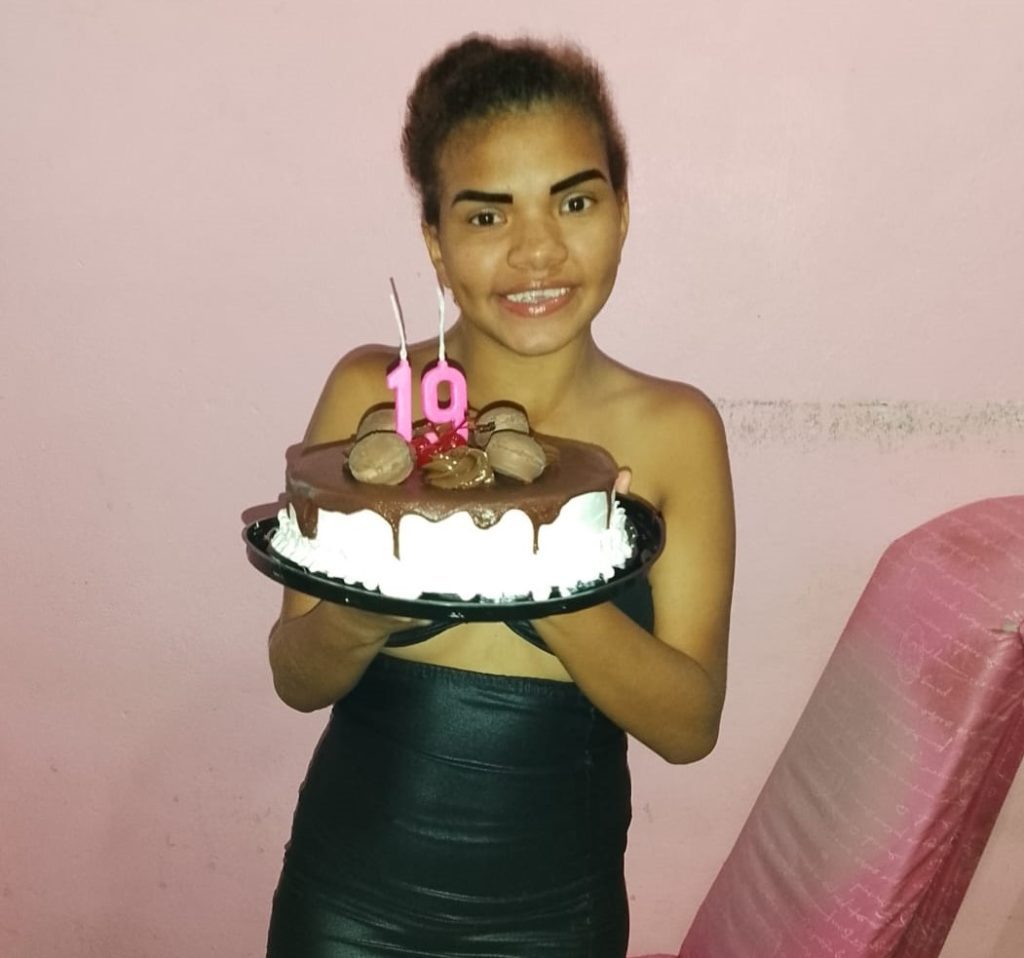 PC-AM divulga imagem de jovem autista desaparecida após sair da escola no bairro Colônia Terra Nova