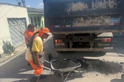PMM combate alagamentos e recupera asfalto no Petrópolis