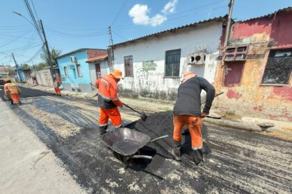 ‘Plano de Verão’ da prefeitura intensifica serviços de recuperação asfáltica no bairro Jorge Teixeira
