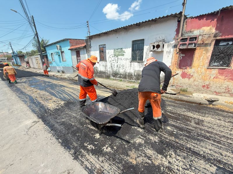 ‘Plano de Verão’ da prefeitura intensifica serviços de recuperação asfáltica no bairro Jorge Teixeira