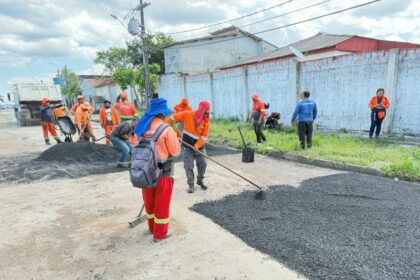 Prefeitura de Manaus realiza manutenção asfáltica no bairro Flores