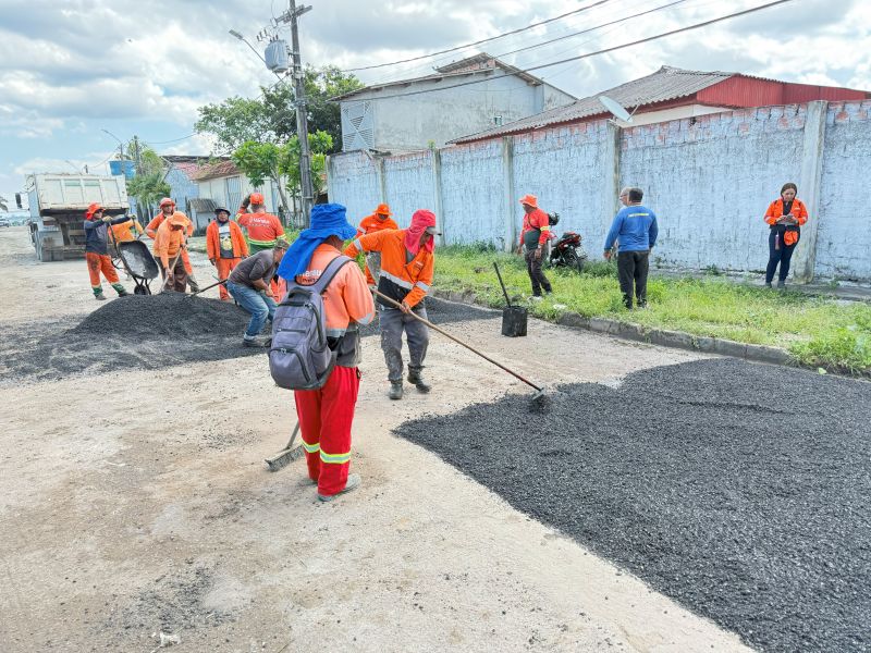 Prefeitura de Manaus realiza manutenção asfáltica no bairro Flores