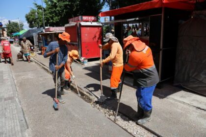 Prefeitura de Manaus realiza manutenção em canaletas no centro histórico e reforça compromisso com a revitalização urbana