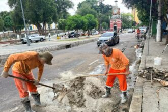 Prefeitura de Manaus realiza manutenção em sistema de drenagem da avenida Eduardo Ribeiro