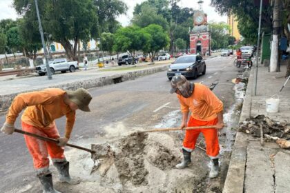 Prefeitura de Manaus realiza manutenção em sistema de drenagem da avenida Eduardo Ribeiro
