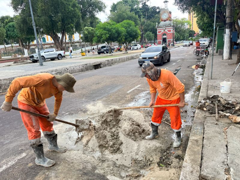 Prefeitura de Manaus realiza manutenção em sistema de drenagem da avenida Eduardo Ribeiro