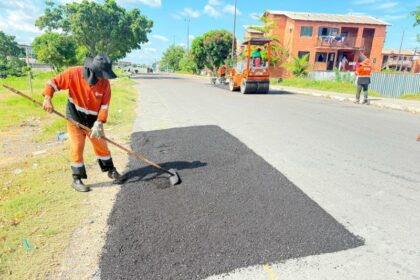 Prefeitura de Manaus realiza serviço de recuperação asfáltica e garante mais mobilidade no bairro Morro da Liberdade