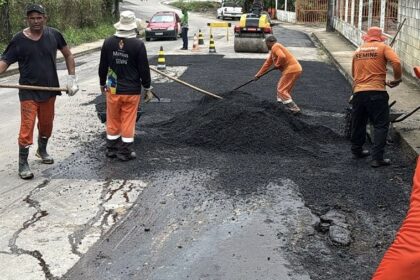Prefeitura de Manaus recupera via na comunidade Ismael Aziz, no bairro Tarumã-Açu