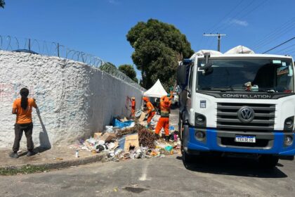 Prefeitura intensifica limpeza e mobilização no bairro Japiim para acabar com lixeira irregular no entorno de UBS