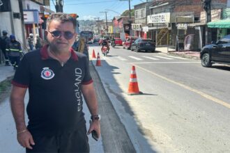 Raulzinho fiscaliza obras da Águas de Manaus no bairro Mutirão e cobra melhorias na qualidade do asfaltamento
