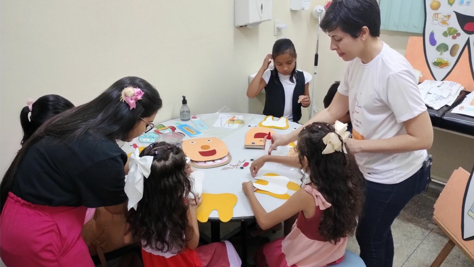 Equipes da prefeitura sensibilizam crianças e pais para atenção à saúde bucal em ação na zona Leste