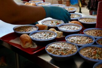 Sopas são refeições nutritivas e versáteis servidas nas cozinhas populares do programa Prato Cheio