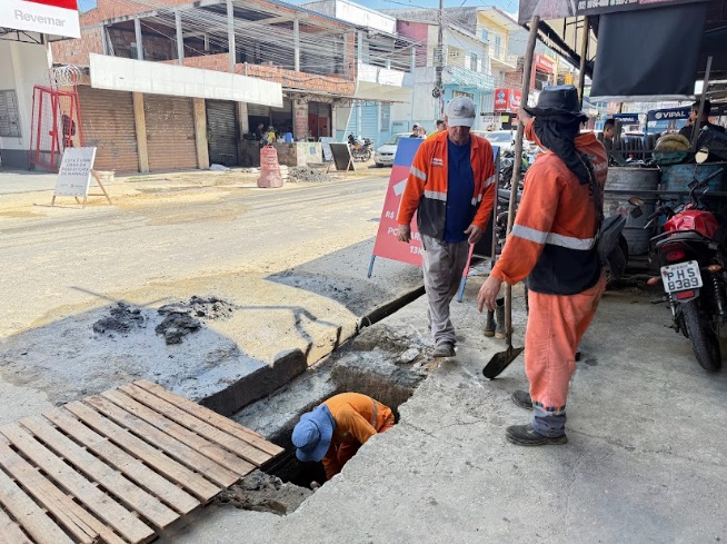 Limpeza de caixas coletoras no bairro Cidade de Deus