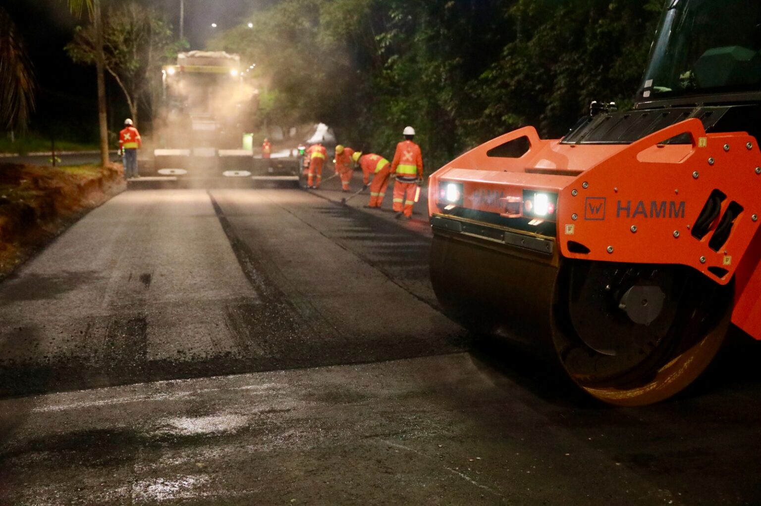 Obras de recapeamento noturno na avenida do Turismo