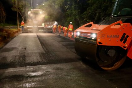 Obras de recapeamento noturno na avenida do Turismo