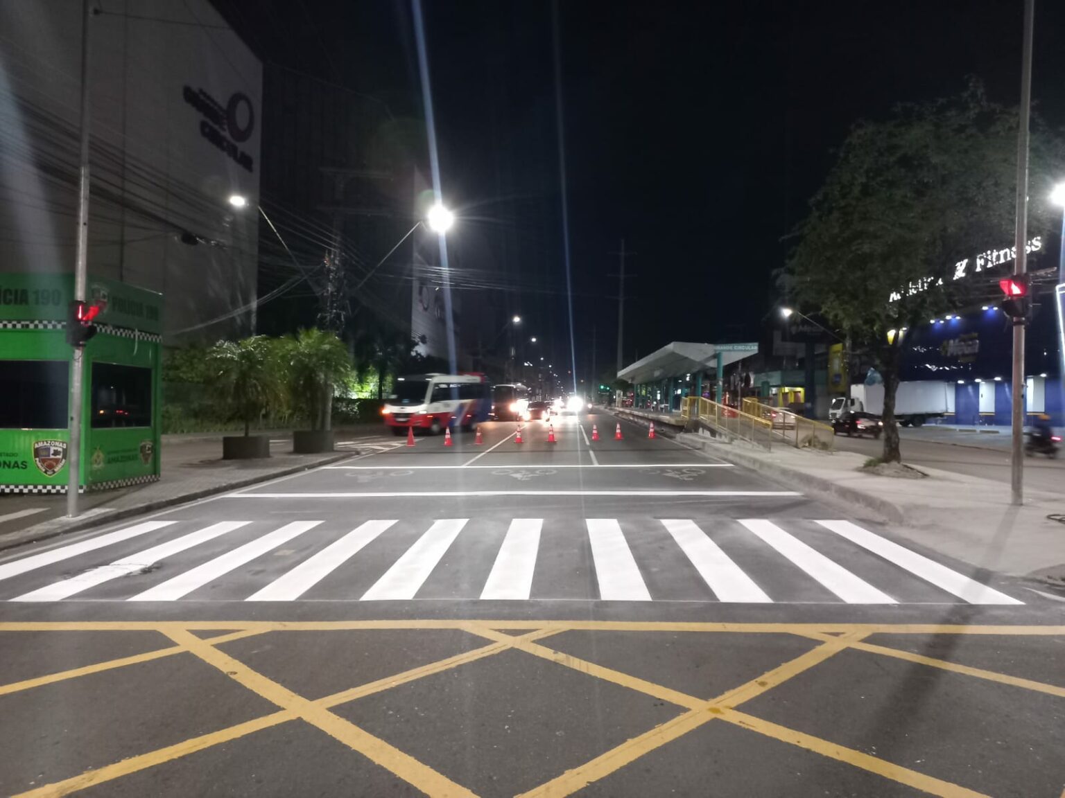 Sinalização em frente a escolas e em vias estratégicas