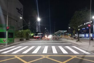 Sinalização em frente a escolas e em vias estratégicas