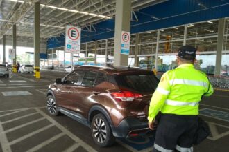 Prefeitura notifica mais de 1,8 mil veículos por uso irregular de vagas destinadas a idosos e pessoas com deficiência