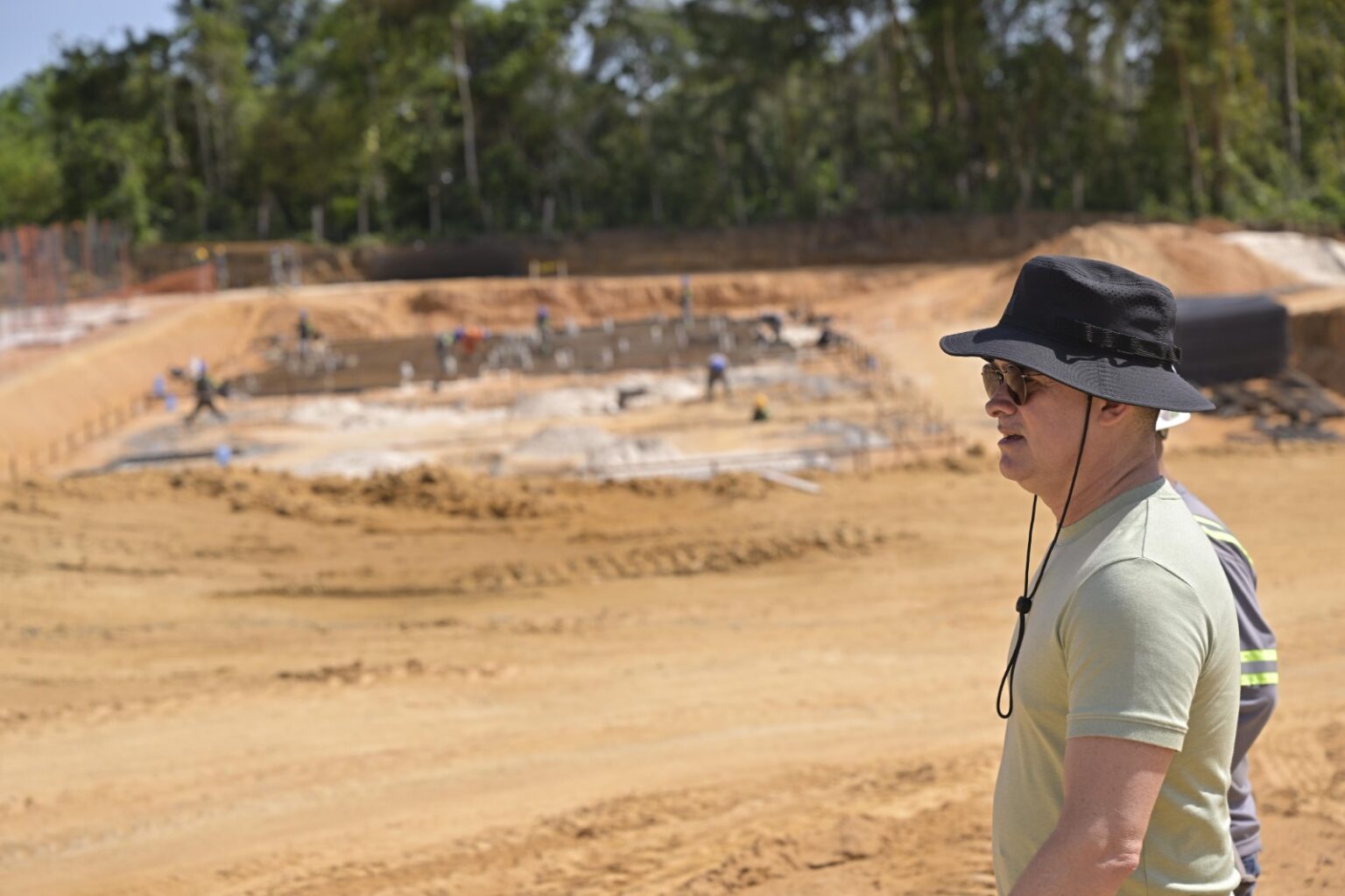 Prefeito vistoria avanço das obras de novo habitacional