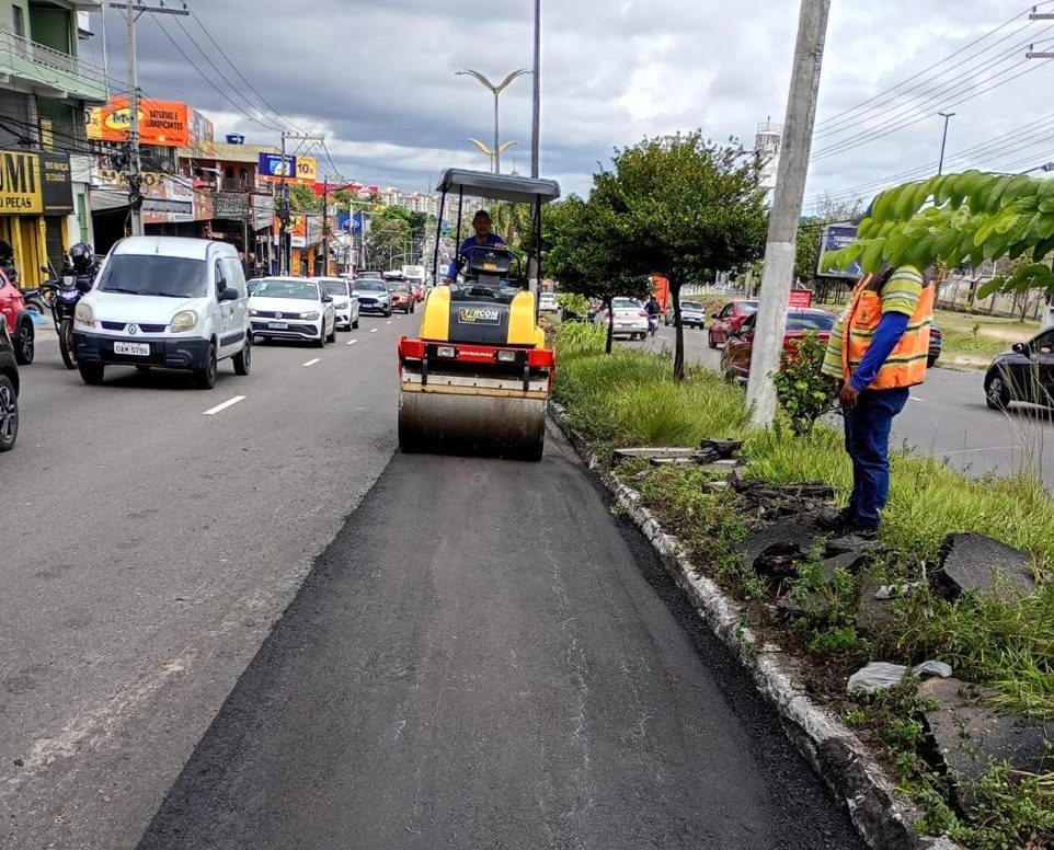 Recuperação asfáltica e leva melhorias à avenida Max Teixeira